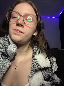 YoungLisaa18 online show from 02/19/26, 07:43