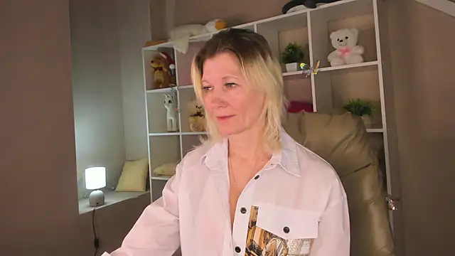 Snapshot of Julie_Lucas chatting on 03/02/26, 02:58 Julie Lucas online show from 03/02/26, 02:58