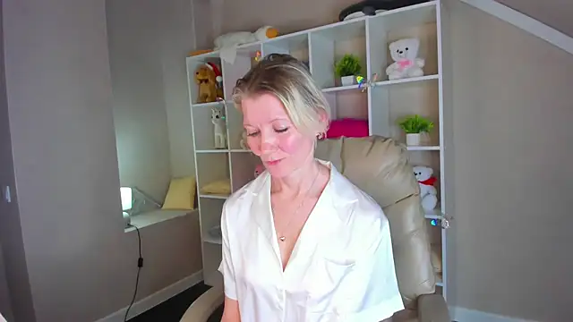 Snapshot of Julie_Lucas chatting on 03/03/26, 02:39 Julie Lucas online show from 03/03/26, 02:39