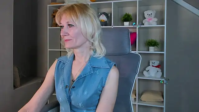 Julie Lucas online show from 04/10/26, 12:38