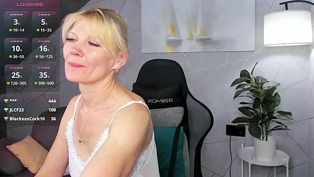 Julie Lucas online show from 07/02/26, 03:23