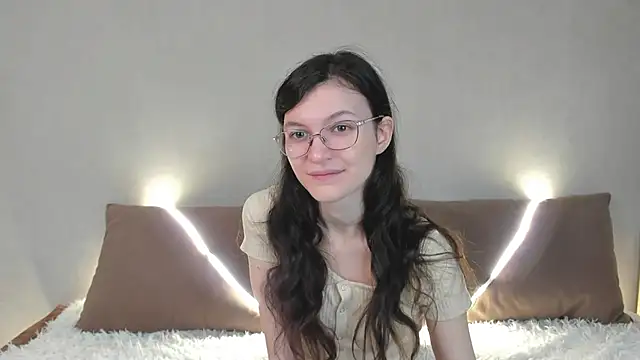 ThoraMarola online show from 04/15/26, 05:03