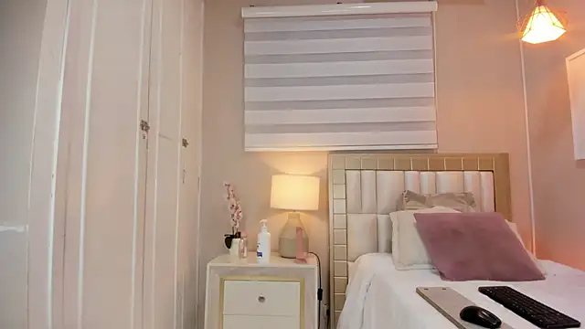 isabela  x online show from 03/21/26, 11:37