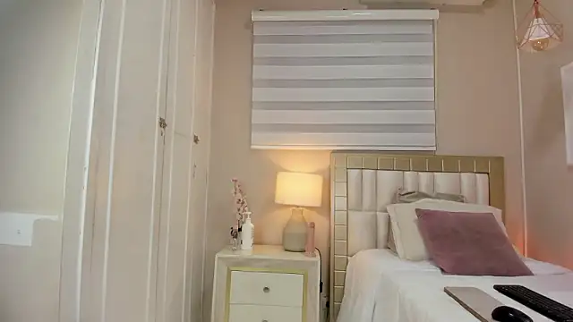 isabela  x online show from 03/23/26, 11:25