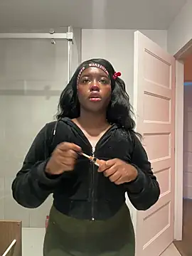 Snapshot of icelyne_2001 chatting on 02/17/26, 09:10 icelyne 2001 online show from 02/17/26, 09:10