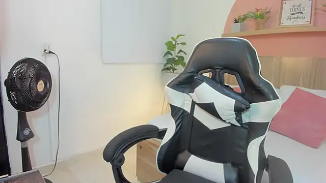 Snapshot of ivette_swan chatting on 02/05/26, 12:21 ivette swan online show from 02/05/26, 12:21