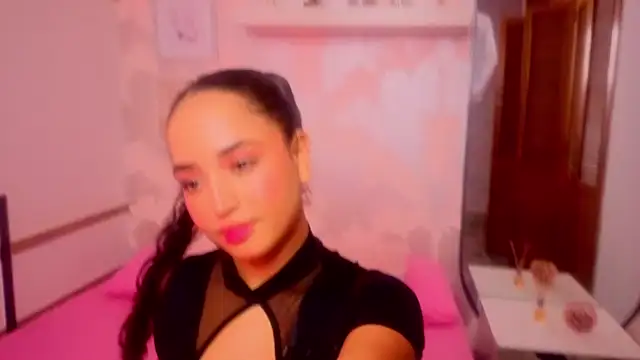 Snapshot of Emma_Thompssonn chatting on 06/17/26, 12:29 Emma Thompssonn online show from 06/17/26, 12:29