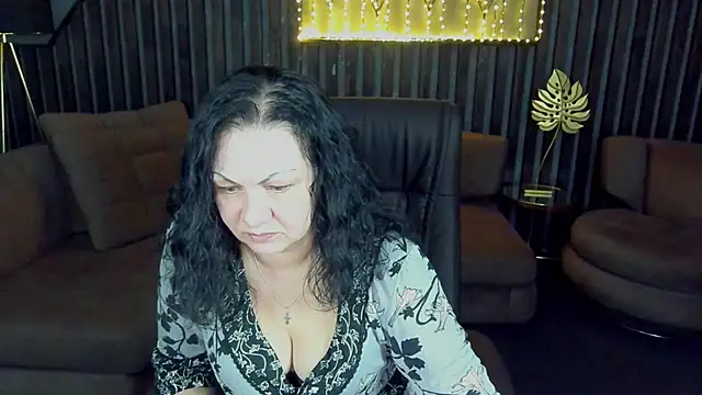 IrissMoon online show from 04/17/26, 05:54