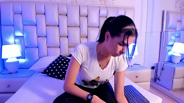 naomi heat  online show from 01/17/26, 11:15