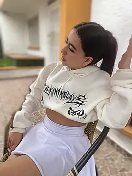 AuroraJohns Pink online show from 02/19/26, 07:54