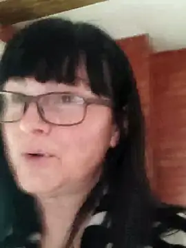 Snapshot of AliceSwan57 chatting on 04/13/26, 04:07 AliceSwan57 online show from 04/13/26, 04:07