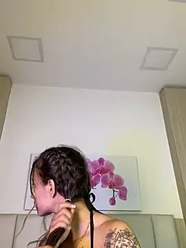 JuliaColemann online show from 05/27/26, 12:02