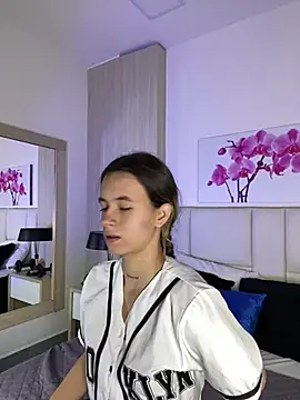 Snapshot of JuliaColemann chatting on 07/06/26, 11:51 JuliaColemann online show from 07/06/26, 11:51