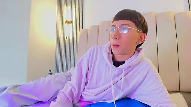 lian cameron online show from 04/20/26, 04:04