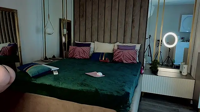 Snapshot of MavisReeve chatting on 04/13/26, 10:43 MavisReeve online show from 04/13/26, 10:43