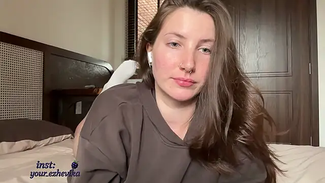 ItsEzheVika online show from 02/02/26, 08:02