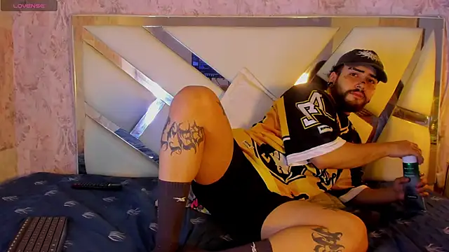 Snapshot of Benny_and_Mark chatting on 02/05/26, 04:06 Benny and Mark online show from 02/05/26, 04:06