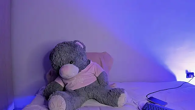 Snapshot of ViolettM chatting on 02/18/26, 04:08 ViolettM online show from 02/18/26, 04:08