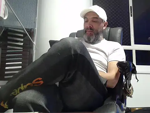 Snapshot of seriohetero19 chatting on 02/16/26, 11:34 seriohetero19 online show from 02/16/26, 11:34