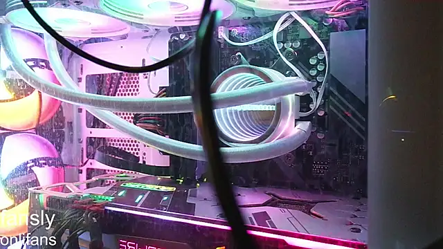 Snapshot of Elinaharper chatting on 04/13/26, 06:24 Elinaharper online show from 04/13/26, 06:24