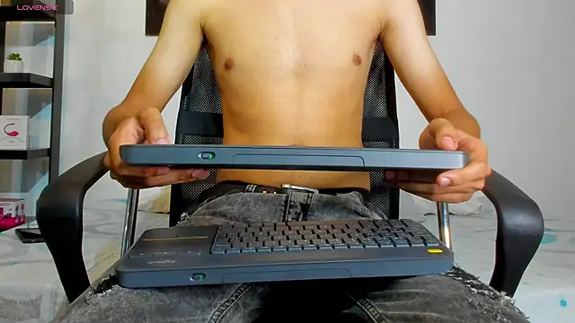 milo cruz  online show from 04/12/26, 12:32