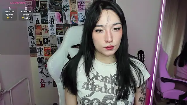 AliceeinWonderlanddd online show from 02/04/26, 01:33