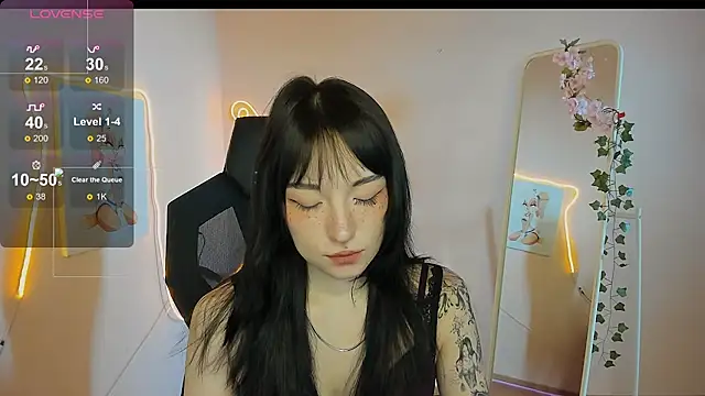 AliceeinWonderlanddd online show from 05/03/26, 02:06