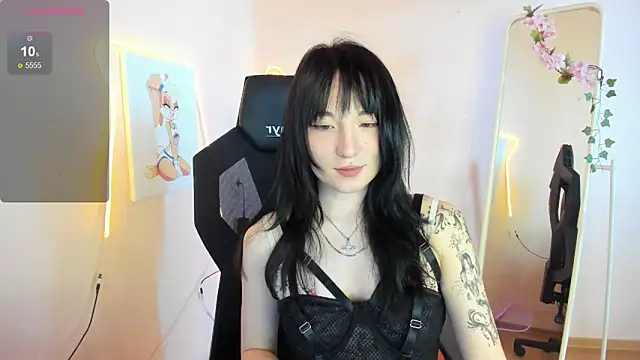 AliceeinWonderlanddd online show from 05/17/26, 02:20