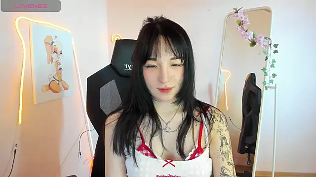 AliceeinWonderlanddd online show from 05/18/26, 03:02