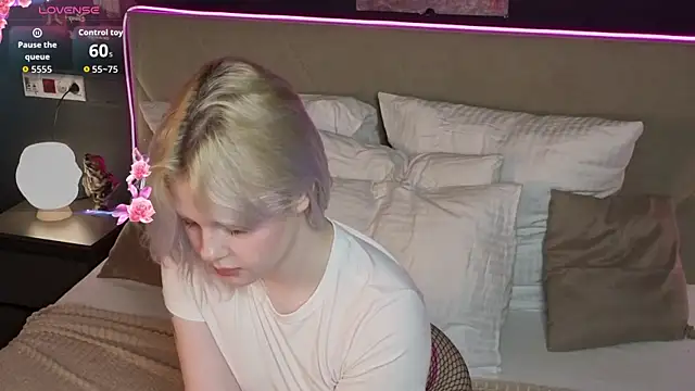 Snapshot of MollySoftGlow chatting on 03/30/26, 06:25 MollySoftGlow online show from 03/30/26, 06:25