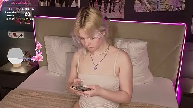 Snapshot of MollySoftGlow chatting on 04/14/26, 10:54 MollySoftGlow online show from 04/14/26, 10:54