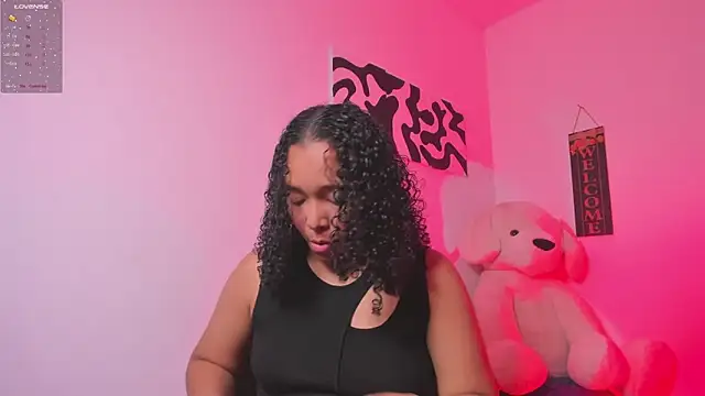 Snapshot of Nia13 chatting on 02/13/26, 05:25 Nia13 online show from 02/13/26, 05:25