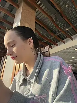 Snapshot of MiaTee chatting on 02/25/26, 04:00 MiaTee online show from 02/25/26, 04:00