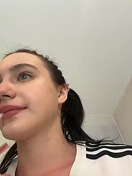 MiaTee online show from 03/20/26, 03:44