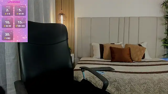 Snapshot of Victoria_Rosee chatting on 04/13/26, 12:32 Victoria Rosee online show from 04/13/26, 12:32