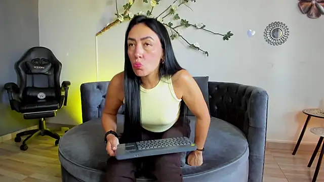 Mia Davis   online show from 07/07/26, 11:58