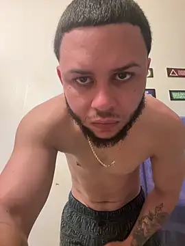 Snapshot of Tu_PaPi_Favorito chatting on 02/02/26, 02:05 Tu PaPi Favorito online show from 02/02/26, 02:05