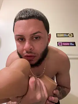 Snapshot of Tu_PaPi_Favorito chatting on 02/05/26, 04:17 Tu PaPi Favorito online show from 02/05/26, 04:17