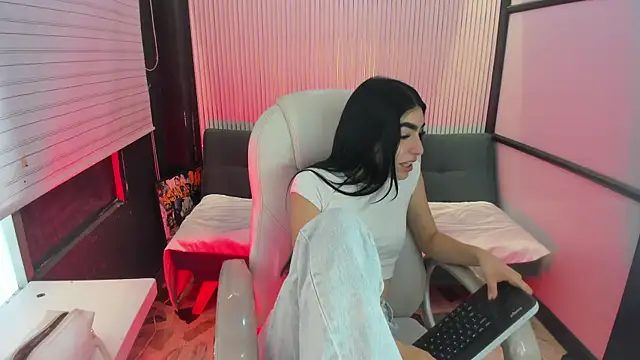 Snapshot of GemmaBrown chatting on 04/06/26, 12:39 GemmaBrown online show from 04/06/26, 12:39