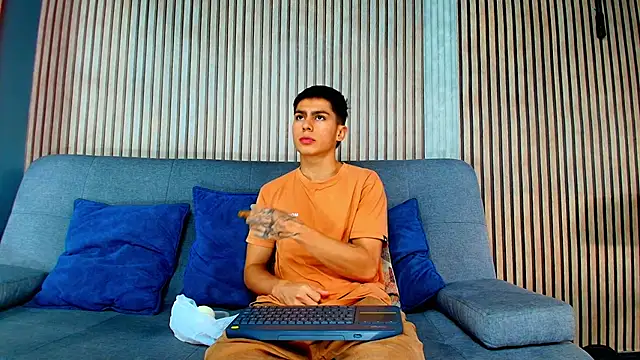 Snapshot of Aron_pulse chatting on 02/19/26, 01:07 Aron pulse online show from 02/19/26, 01:07