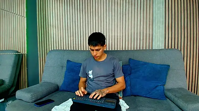 Snapshot of Aron_pulse chatting on 02/24/26, 01:09 Aron pulse online show from 02/24/26, 01:09