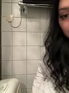 nikkiuk online show from 02/22/26, 09:41