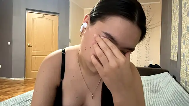 Snapshot of Ayazyn chatting on 02/16/26, 01:07 Ayazyn online show from 02/16/26, 01:07