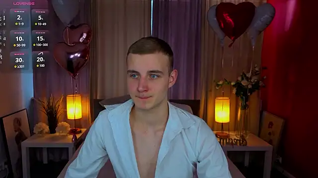 Snapshot of HereAlexColee chatting on 02/13/26, 02:35 HereAlexColee online show from 02/13/26, 02:35