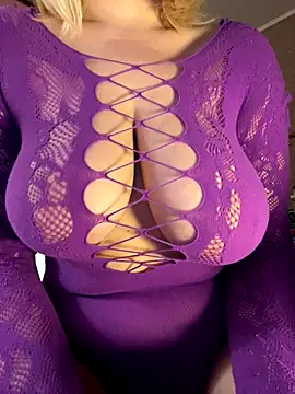 Snapshot of Best-B00bs chatting on 11/02/25, 07:49 Best-B00bs online show from 11/02/25, 07:49