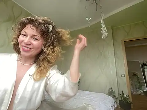 Snapshot of CarolineStar30 chatting on 04/16/26, 09:54 CarolineStar30 online show from 04/16/26, 09:54