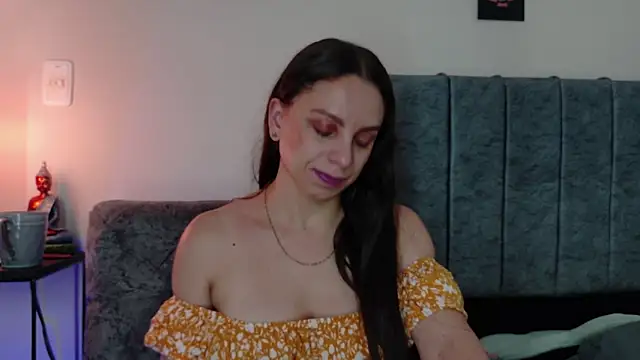 Snapshot of NatalyGuzman26 chatting on 03/25/26, 12:27 NatalyGuzman26 online show from 03/25/26, 12:27