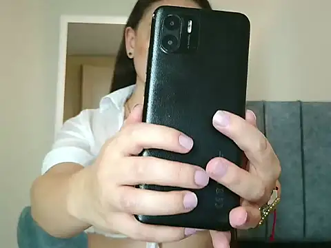 Snapshot of NatalyGuzman26 chatting on 04/13/26, 11:27 NatalyGuzman26 online show from 04/13/26, 11:27