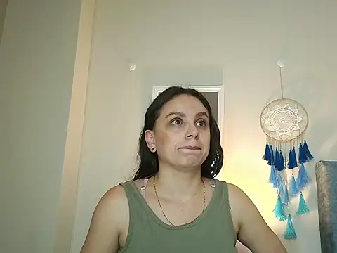 Snapshot of NatalyGuzman26 chatting on 04/16/26, 11:22 NatalyGuzman26 online show from 04/16/26, 11:22