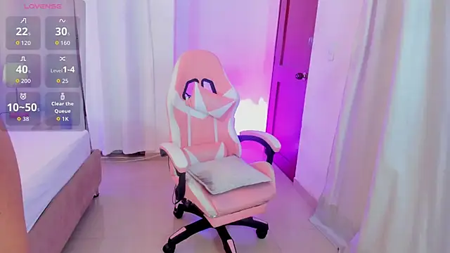 Snapshot of karlaa_megan chatting on 02/23/26, 07:33 karlaa megan online show from 02/23/26, 07:33